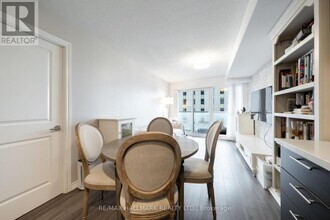 386 Yonge St in Toronto, ON - Building Photo - Building Photo