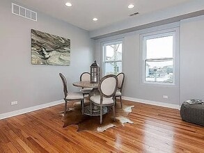 2343 W Foster Ave, Unit 2 in Chicago, IL - Foto de edificio - Building Photo