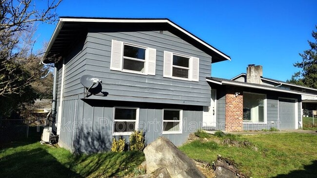 1316 E Hope St in Bremerton, WA - Building Photo - Building Photo