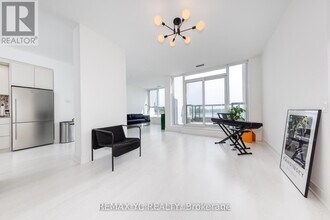 20-420 Inn On The Pk Dr in Toronto, ON - Building Photo - Building Photo
