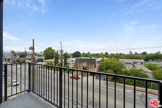 6144 Whitsett Ave in Los Angeles, CA - Building Photo - Building Photo