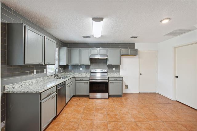 245 Queen Annes Dr in Burleson, TX - Building Photo - Building Photo