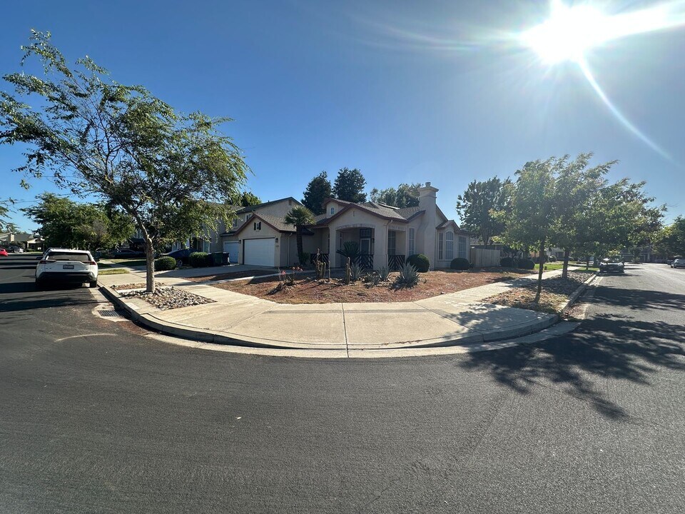 4206 Merchant Ln in Turlock, CA - Building Photo