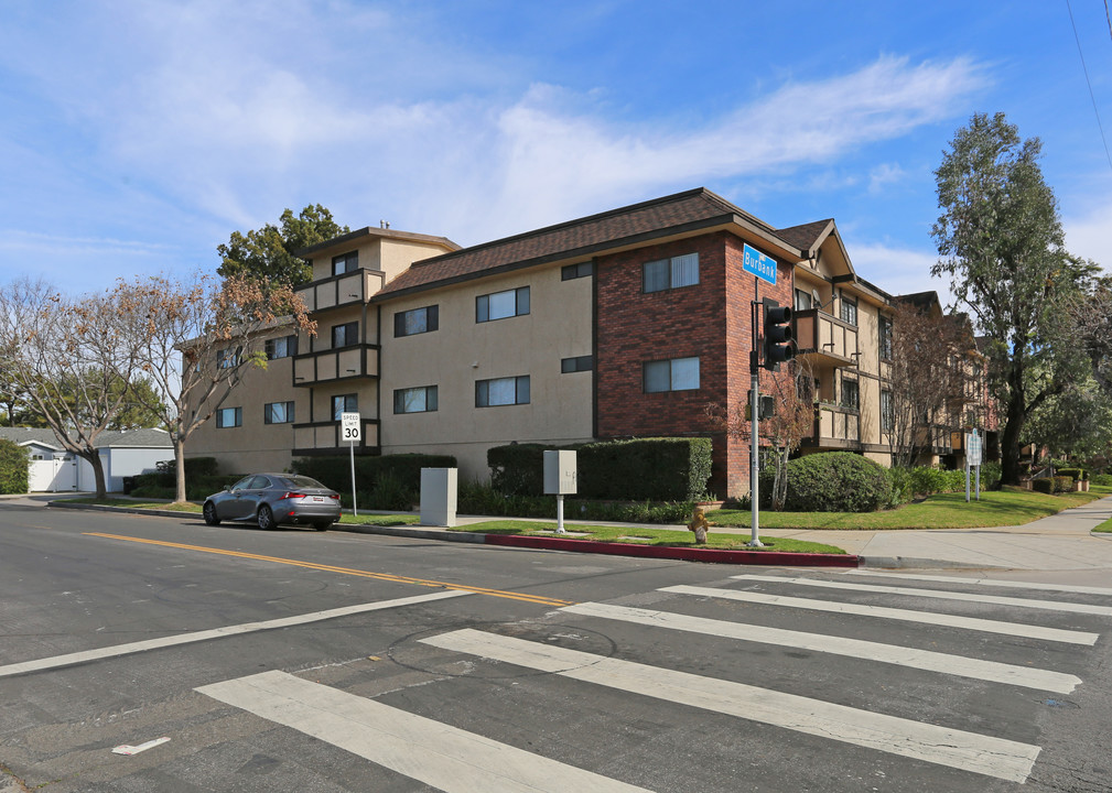 Burbank Apartments in North Hollywood, CA - Foto de edificio