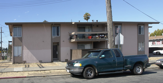 8021 Plymouth St in Oakland, CA - Building Photo - Building Photo