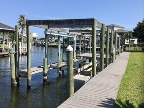 1054 Edgewater Ln in Gulf Breeze, FL - Building Photo - Building Photo