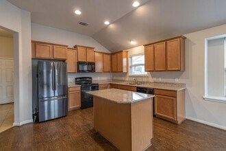 310 Hyltin St in Hutto, TX - Building Photo - Building Photo