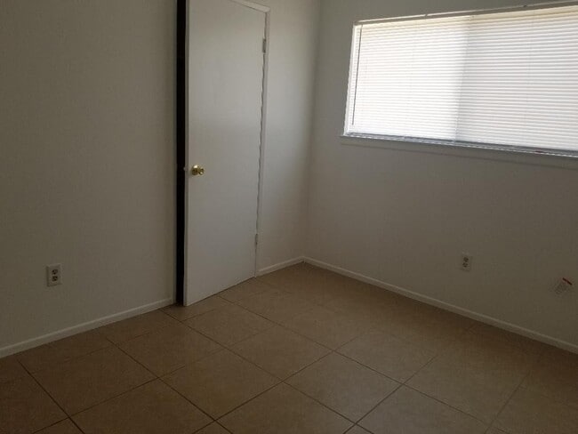 8817 Glenda St in Bakersfield, CA - Building Photo - Building Photo