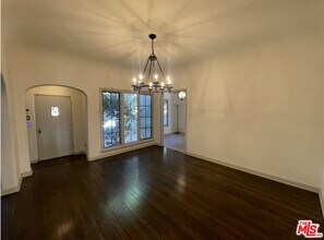 147 S Poinsettia Pl in Los Angeles, CA - Building Photo - Building Photo
