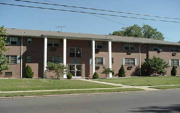 Bayside Apartments in Sewaren, NJ - Building Photo - Building Photo