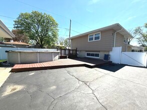 6944 W 106th Pl in Worth, IL - Building Photo - Building Photo