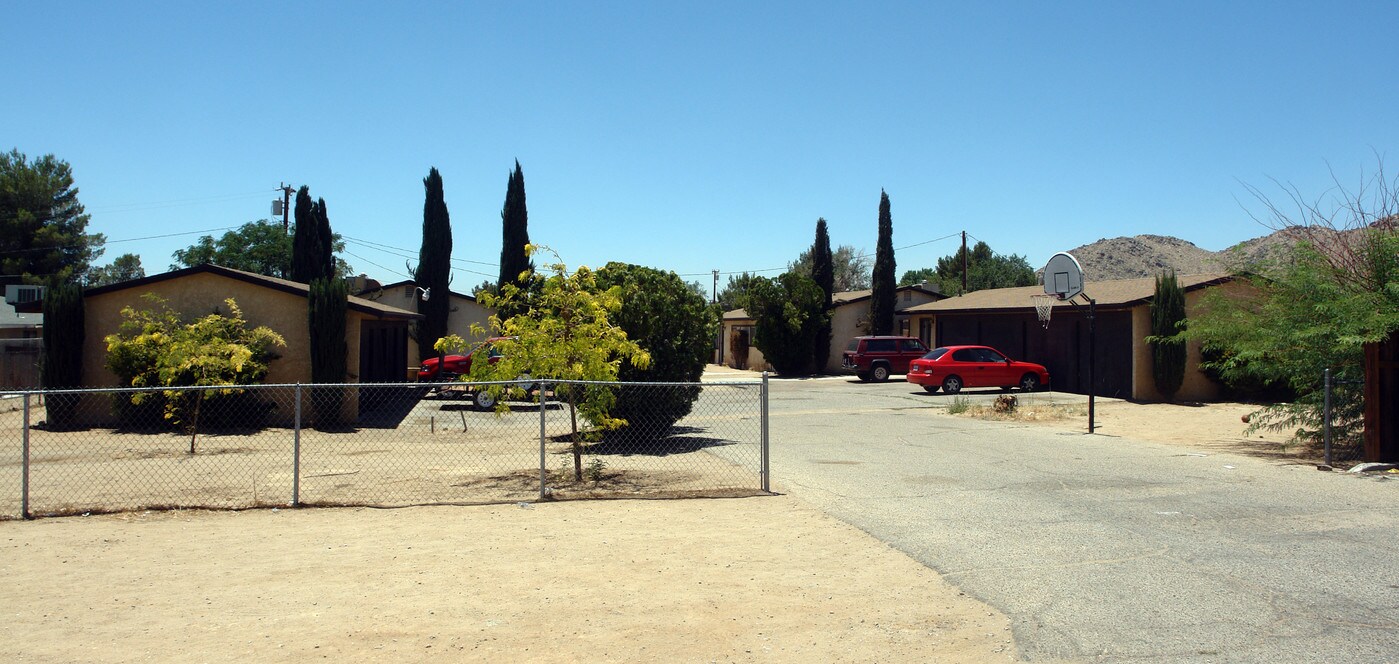 15870 Chehalis Rd in Apple Valley, CA - Building Photo