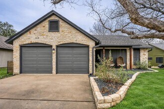 916 Great Britain Blvd in Austin, TX - Foto de edificio - Building Photo