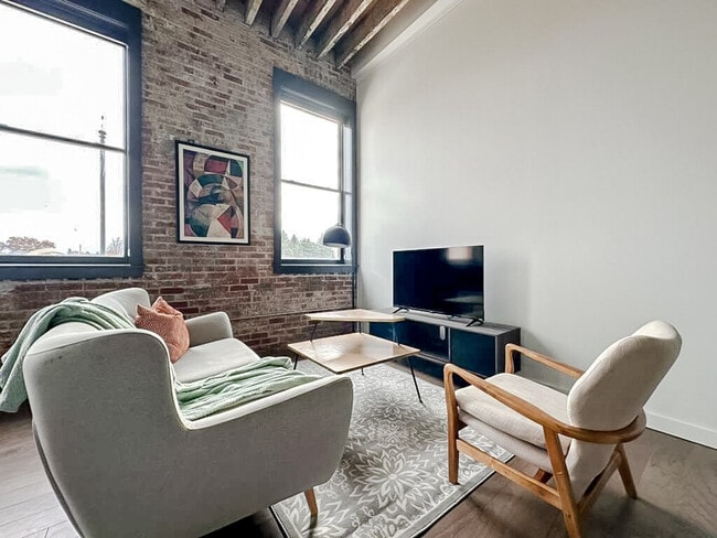 403 W 4th St N in Newton, IA - Foto de edificio - Building Photo