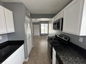 168 Fox Hill Ln in Enfield, CT - Foto de edificio - Building Photo