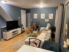 517 Green Ln, Unit #2 in Philadelphia, PA - Foto de edificio - Building Photo