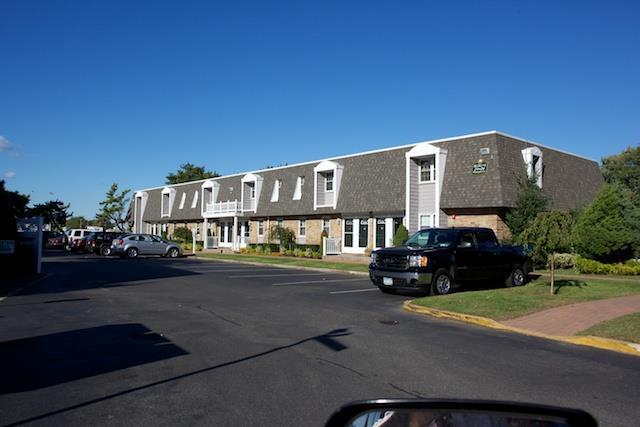 60 Starboard Ln in Patchogue, NY - Foto de edificio