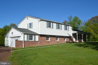 1436 E Lamplighter Ln in North Wales, PA - Building Photo - Building Photo