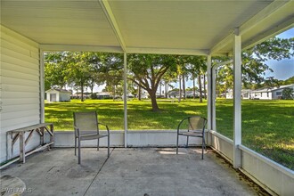20 Pinewood Blvd in Lehigh Acres, FL - Foto de edificio - Building Photo