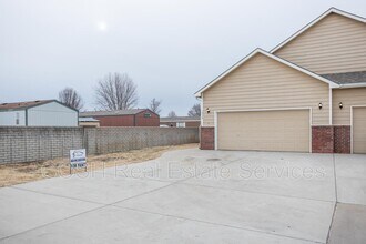 1046 E Karla Ct in Haysville, KS - Building Photo - Building Photo
