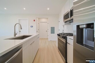401 E Central Blvd, Unit 4B in Palisades Park, NJ - Building Photo - Building Photo
