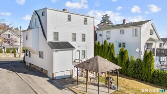 118 Colonial Rd in Stamford, CT - Building Photo