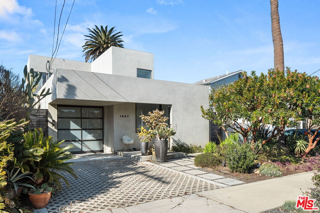 1097 Marco Pl in Los Angeles, CA - Building Photo