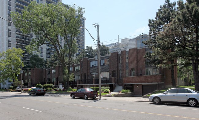 87-105 Davisville Ave in Toronto, ON - Building Photo - Primary Photo