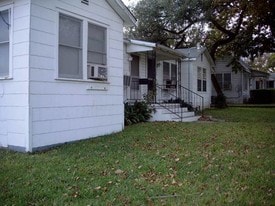 2202 Lee Hall St in San Antonio, TX - Building Photo