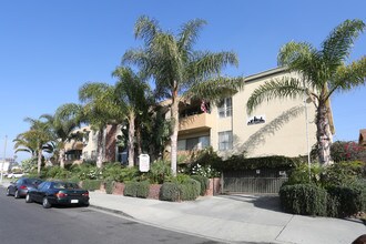 1928 Chariton St in Los Angeles, CA - Foto de edificio - Building Photo