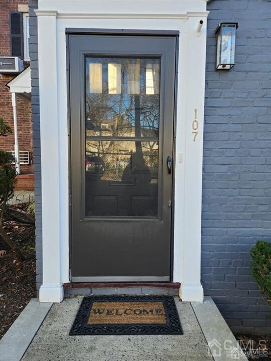 107 Lincoln Park E in Cranford, NJ - Building Photo