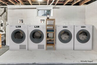 76 Crowther Ave, Unit Stunning Renovated Studio in Bridgeport, CT - Foto de edificio - Building Photo