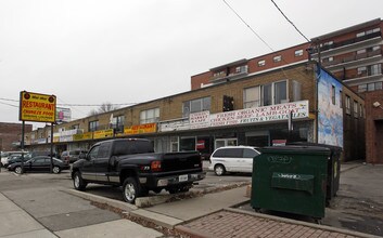 3262-3302 W Lake Shore Blvd in Toronto, ON - Building Photo - Building Photo