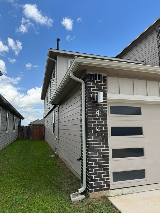 412 Wilshire Rd in San Marcos, TX - Building Photo - Building Photo