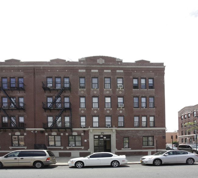 668 Howard Ave in Brooklyn, NY - Foto de edificio - Building Photo