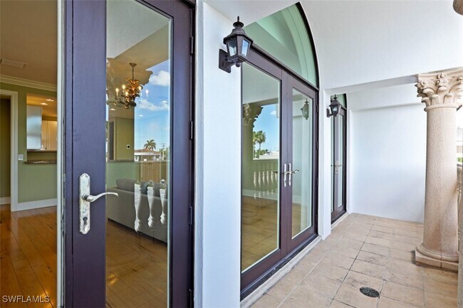 900 5th Ave S in Naples, FL - Building Photo - Building Photo