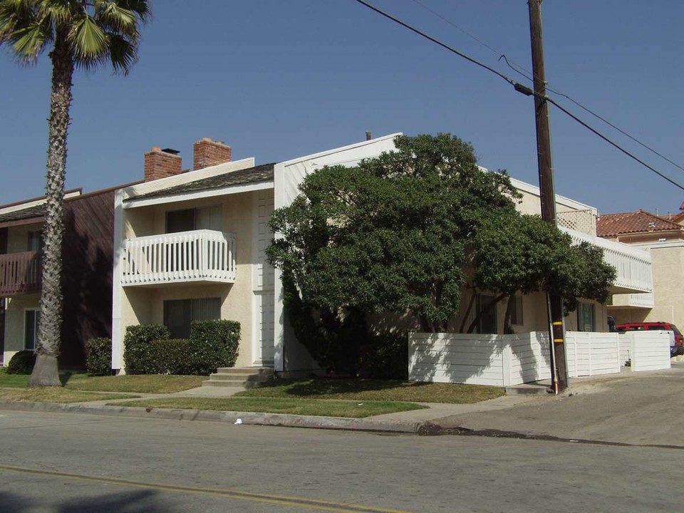 114 20th St in Huntington Beach, CA - Building Photo