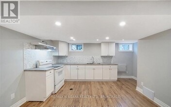 4102 Brookdale Dr in Niagara Falls, ON - Building Photo - Building Photo