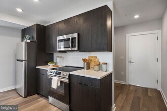 3449 Scotts Ln, Unit B320 in Philadelphia, PA - Foto de edificio - Building Photo