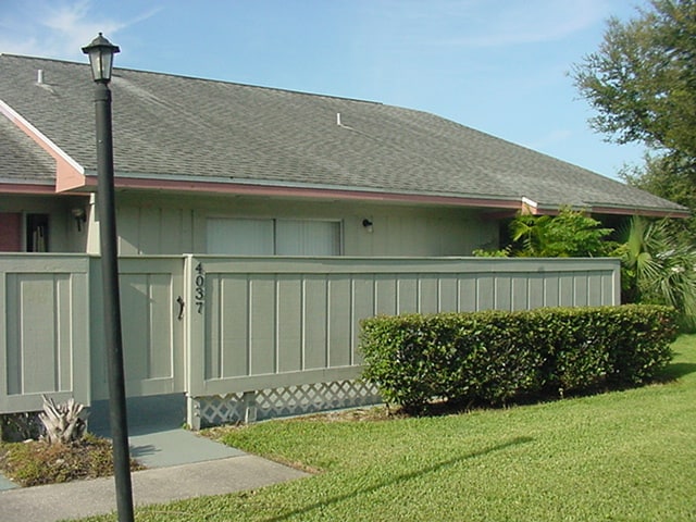 4037 NW Cinnamon Tree Cir in Jensen Beach, FL - Foto de edificio