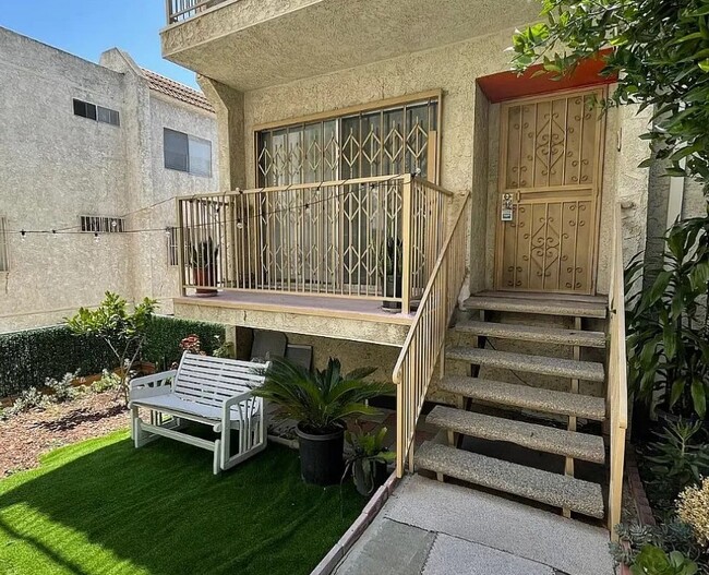 933 New Depot St, Unit 8 in Los Angeles, CA - Foto de edificio - Building Photo