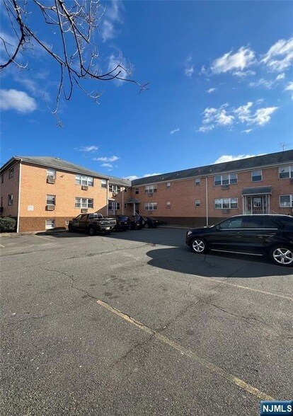 34 Wisse St, Unit 18 in Lodi, NJ - Foto de edificio