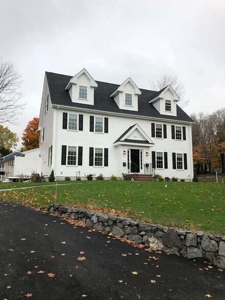 327 S Washington St in North Attleboro, MA - Building Photo