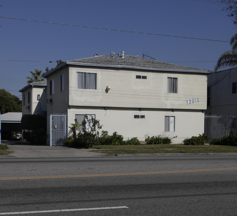 13511-13517 Victory Blvd in Van Nuys, CA - Building Photo