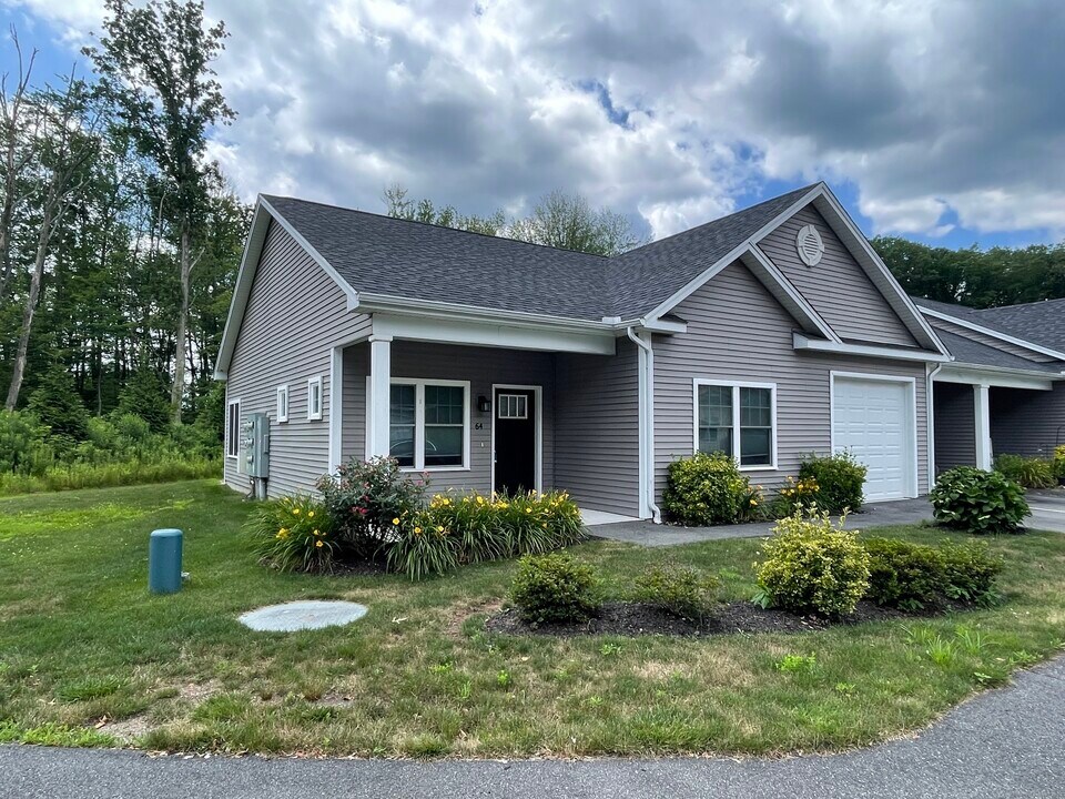 37 Hunters Ln in Southington, CT - Building Photo