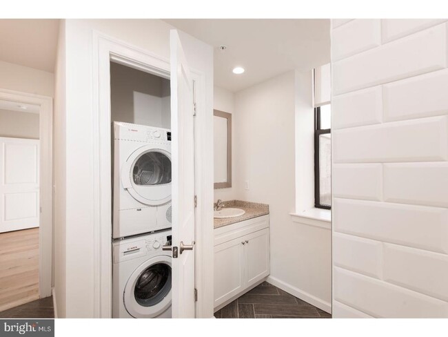 220 S 16th St in Philadelphia, PA - Building Photo - Building Photo