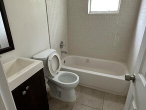 1633 W 28th St in Riviera Beach, FL - Building Photo - Building Photo