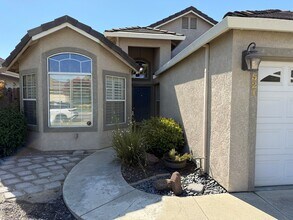 521 Pecan Dr in Ripon, CA - Building Photo - Building Photo