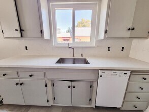 3208 B St in Sacramento, CA - Building Photo - Building Photo