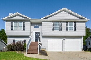 111 Hunter Pl in Dallas, GA - Building Photo